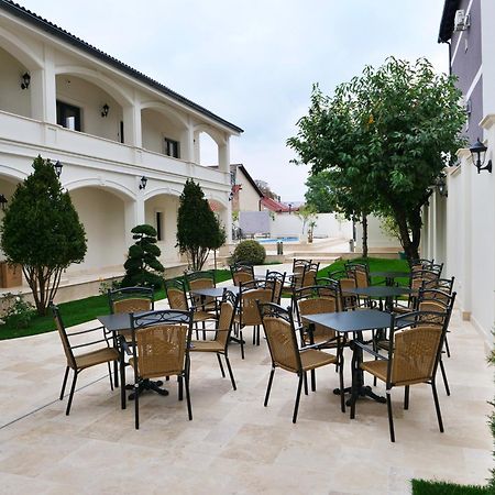 Grant Boutique Hotel Arad Exterior foto The courtyard of the hotel