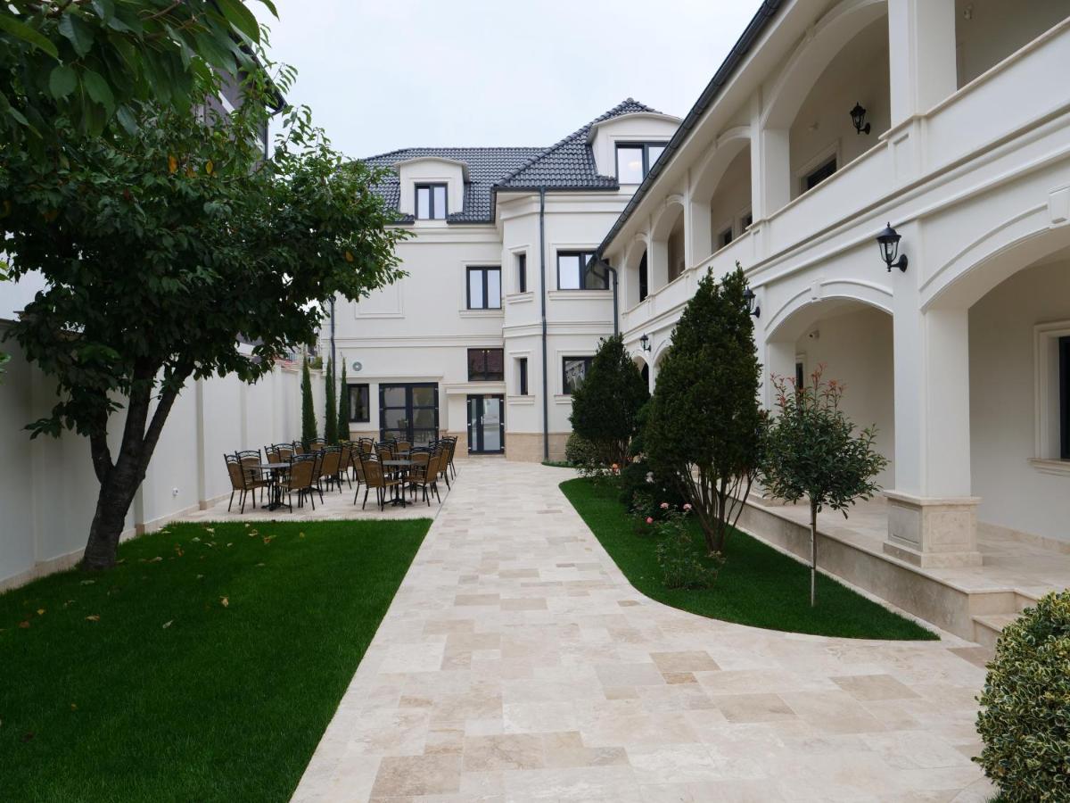 Grant Boutique Hotel Arad Exterior foto The courtyard of the hotel