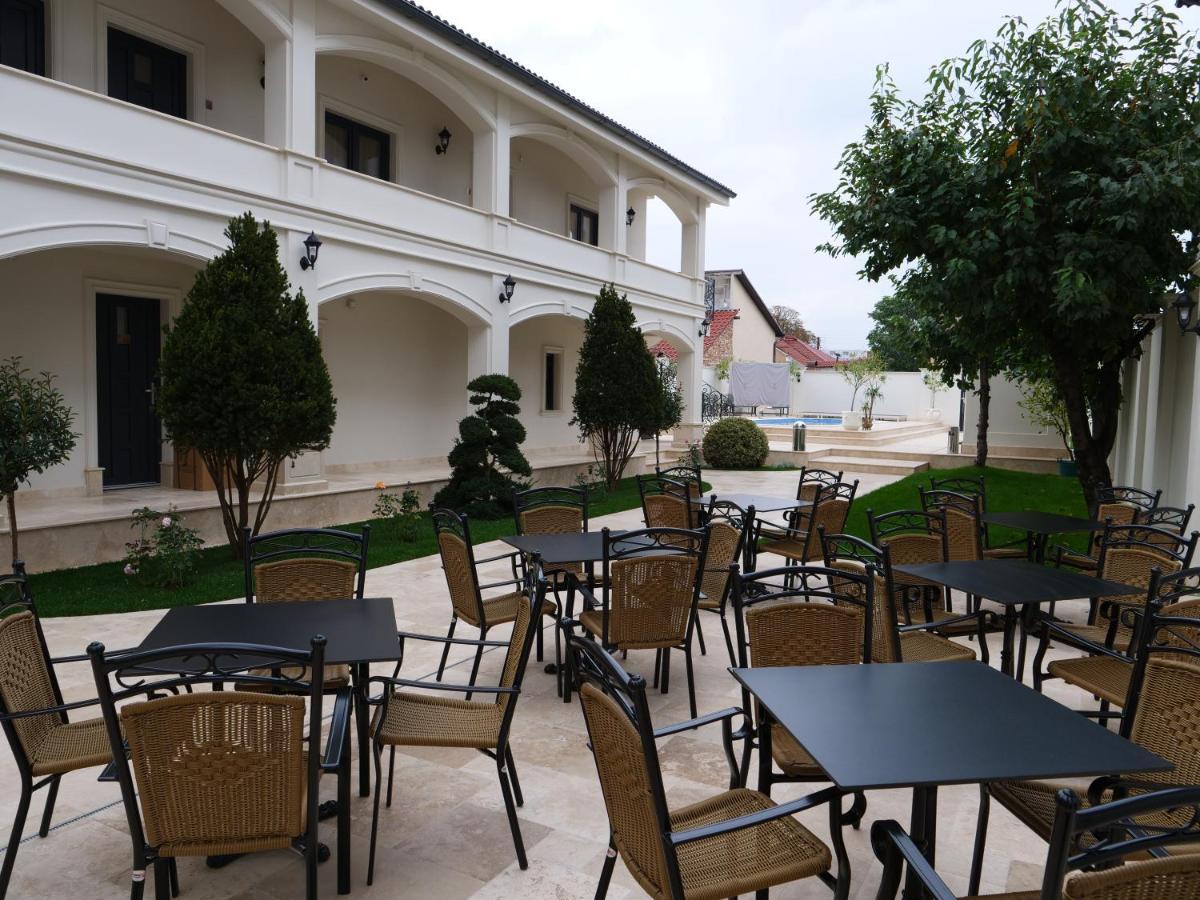 Grant Boutique Hotel Arad Exterior foto The courtyard of the hotel