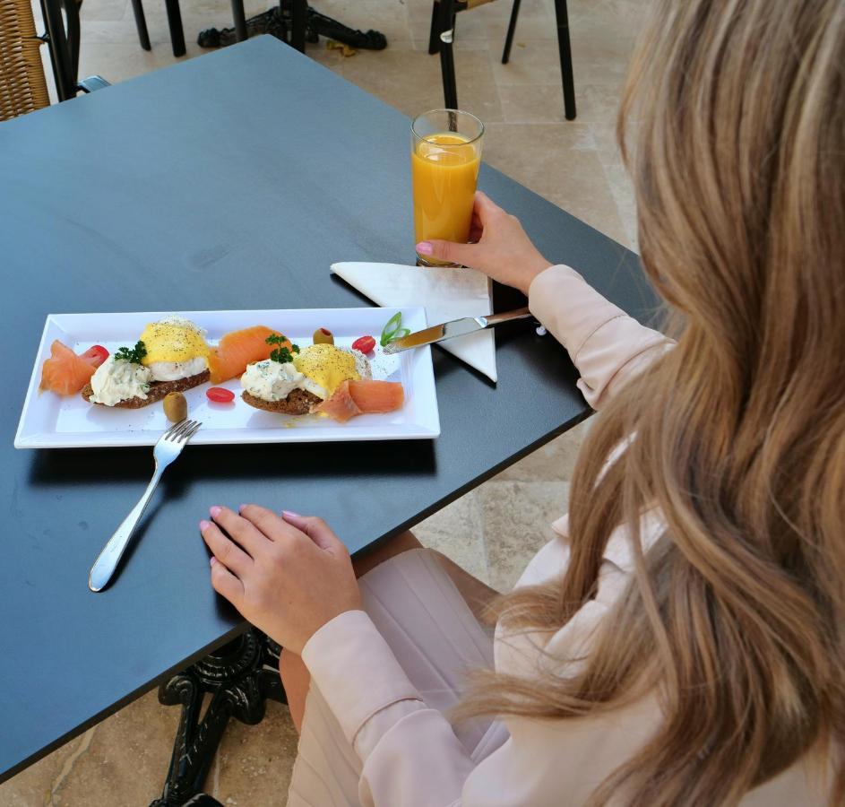 Grant Boutique Hotel Arad Exterior foto A woman eating breakfast