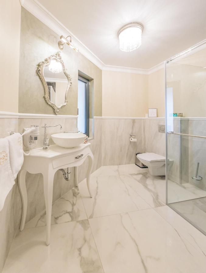 Grant Boutique Hotel Arad Exterior foto A modern bathroom