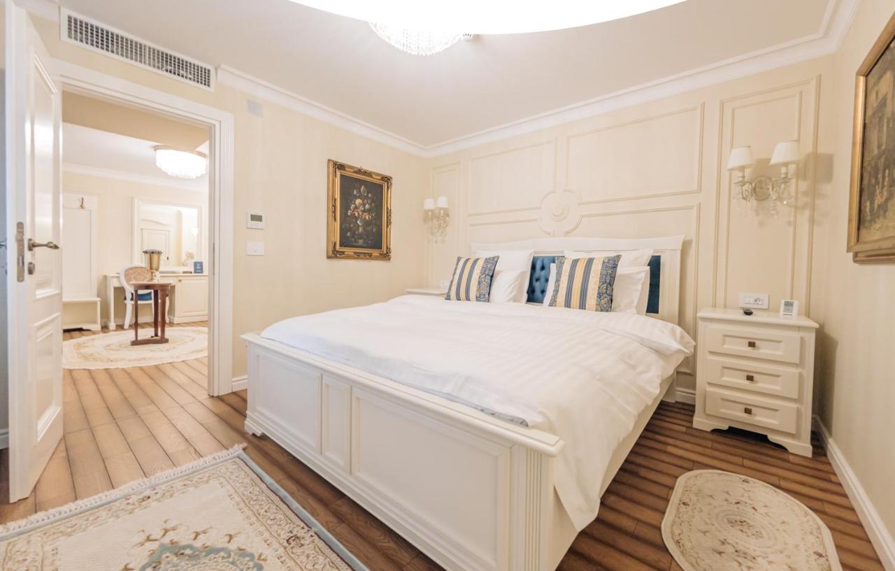 Grant Boutique Hotel Arad Exterior foto A bedroom at the hotel