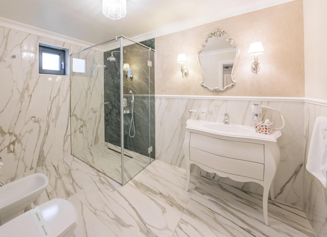 Grant Boutique Hotel Arad Exterior foto Bathroom with marble tiles
