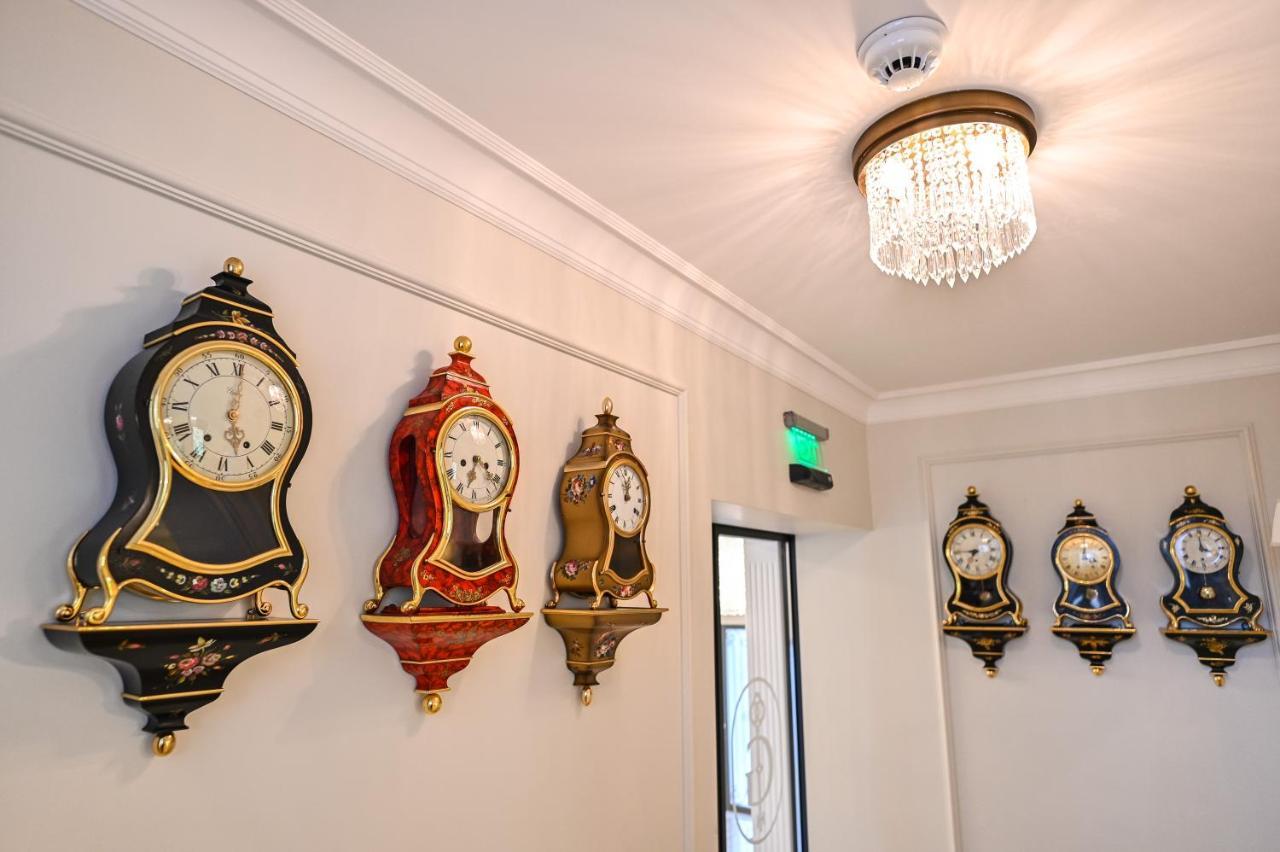 Grant Boutique Hotel Arad Exterior foto Clocks at the entrance of the museum