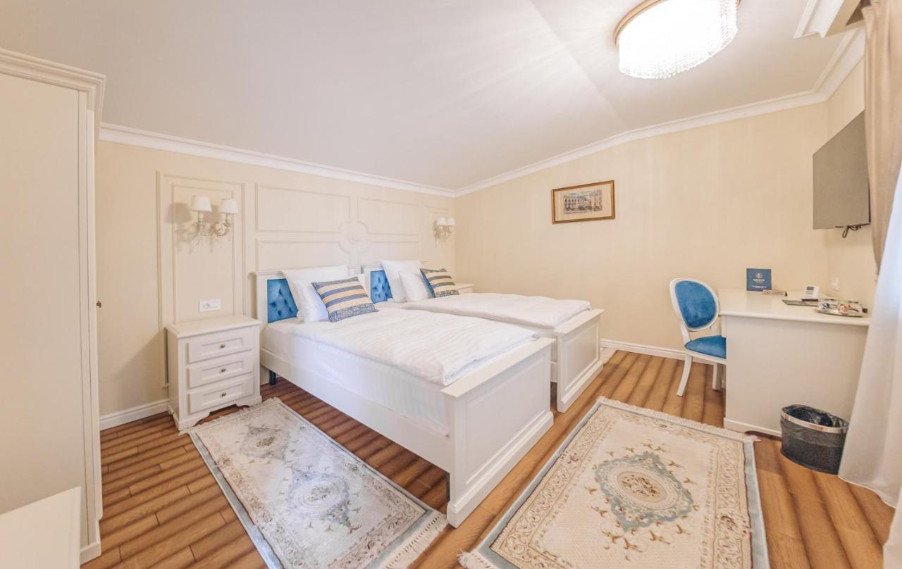 Grant Boutique Hotel Arad Exterior foto A room at the hotel