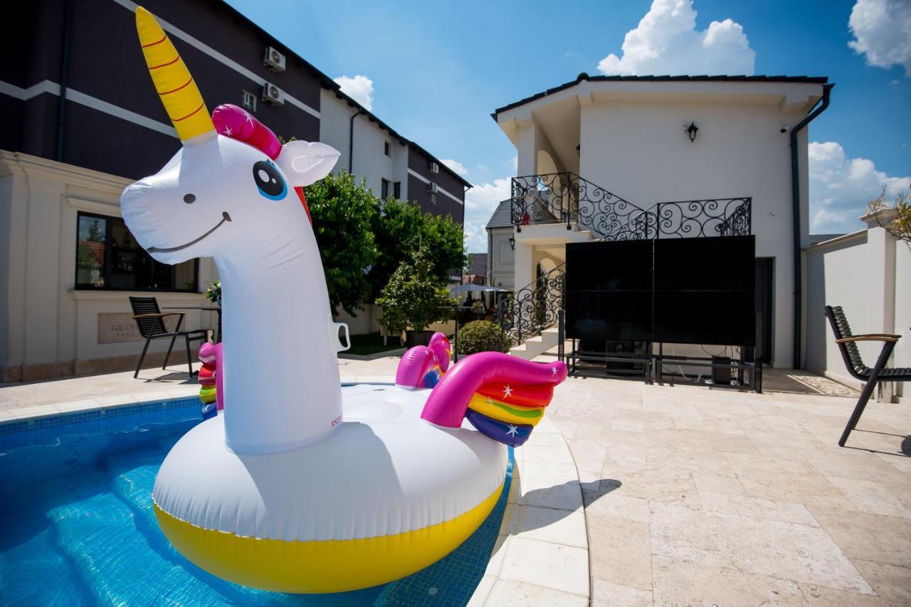 Grant Boutique Hotel Arad Exterior foto A unicorn float