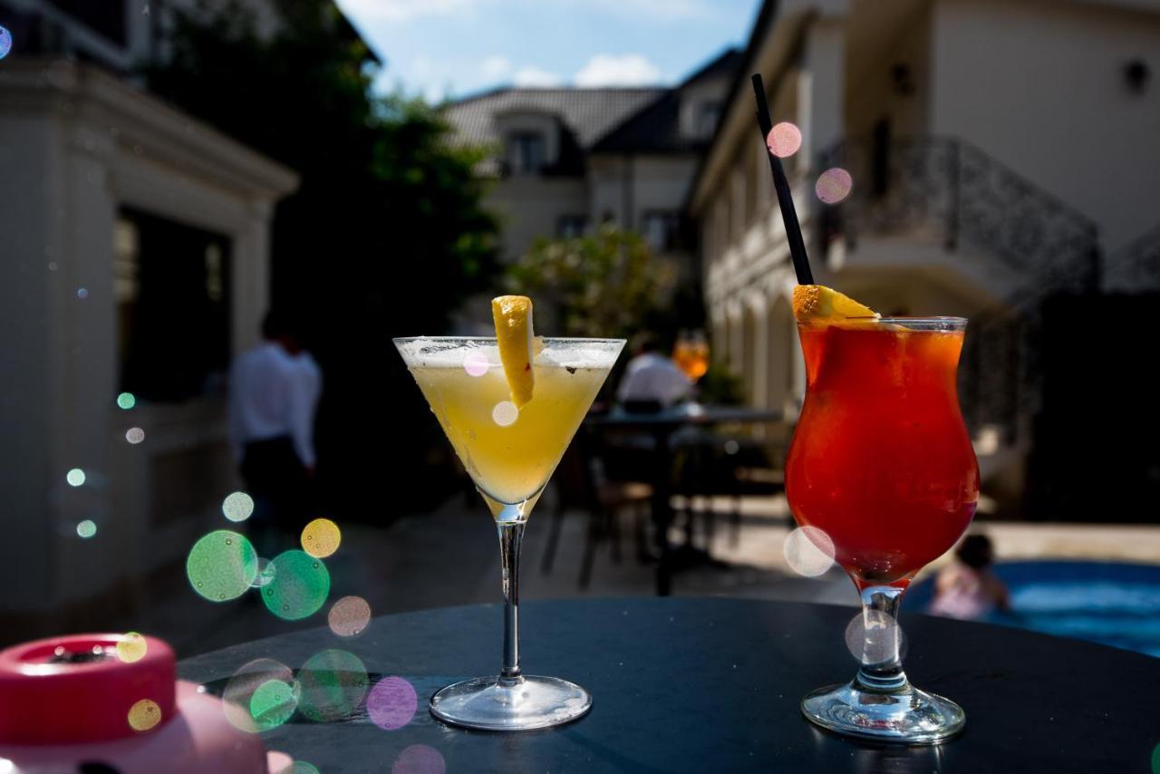 Grant Boutique Hotel Arad Exterior foto Cocktails at the Hotel de Ville