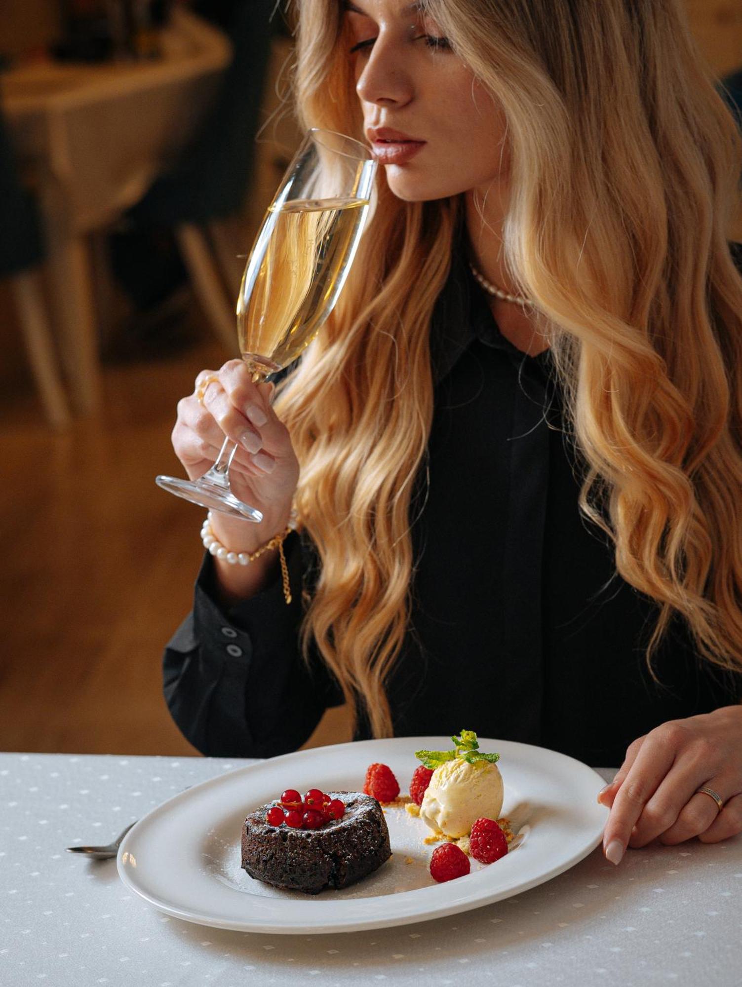 Grant Boutique Hotel Arad Exterior foto A woman tasting wine