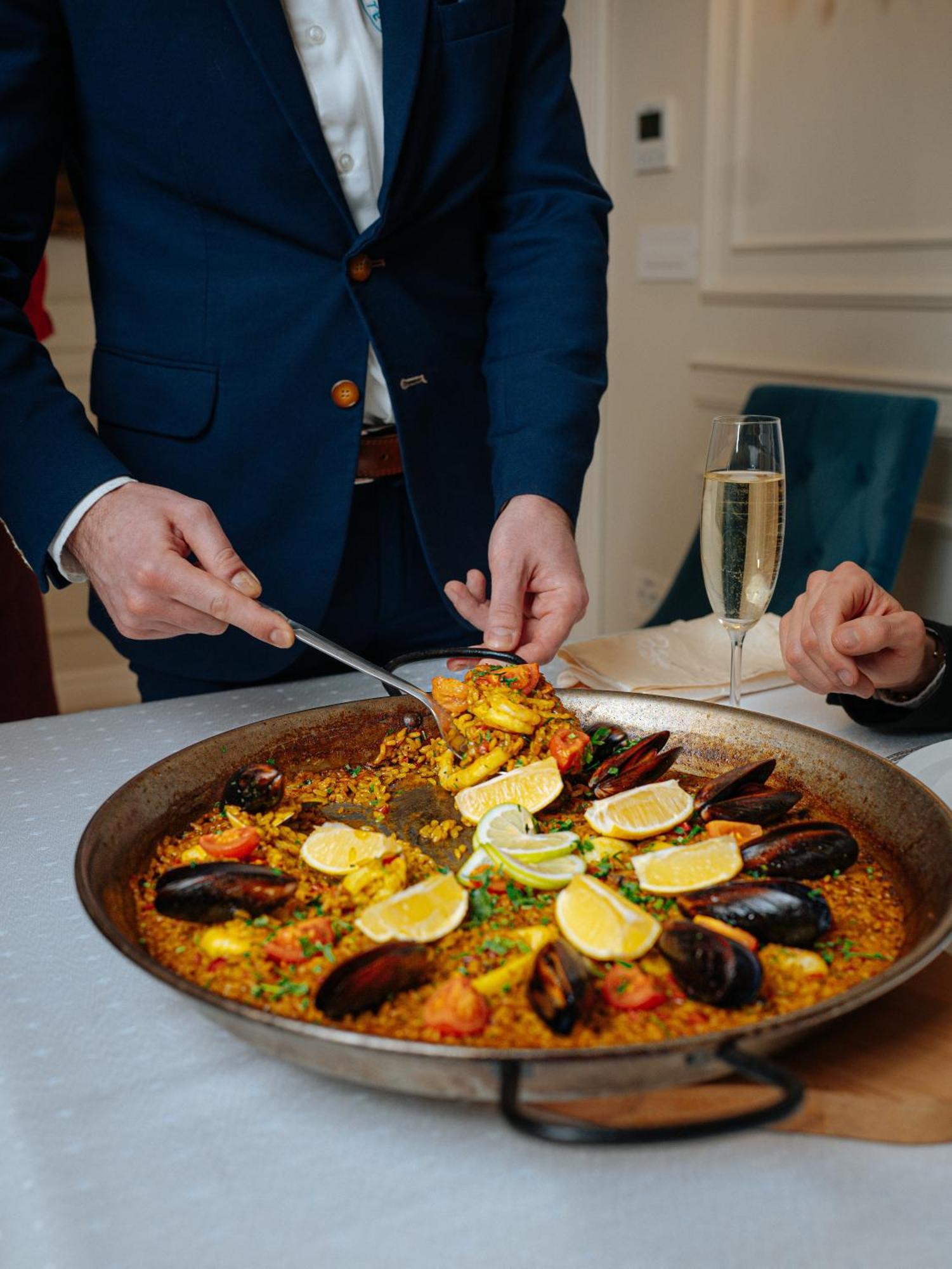Grant Boutique Hotel Arad Exterior foto Paella being served