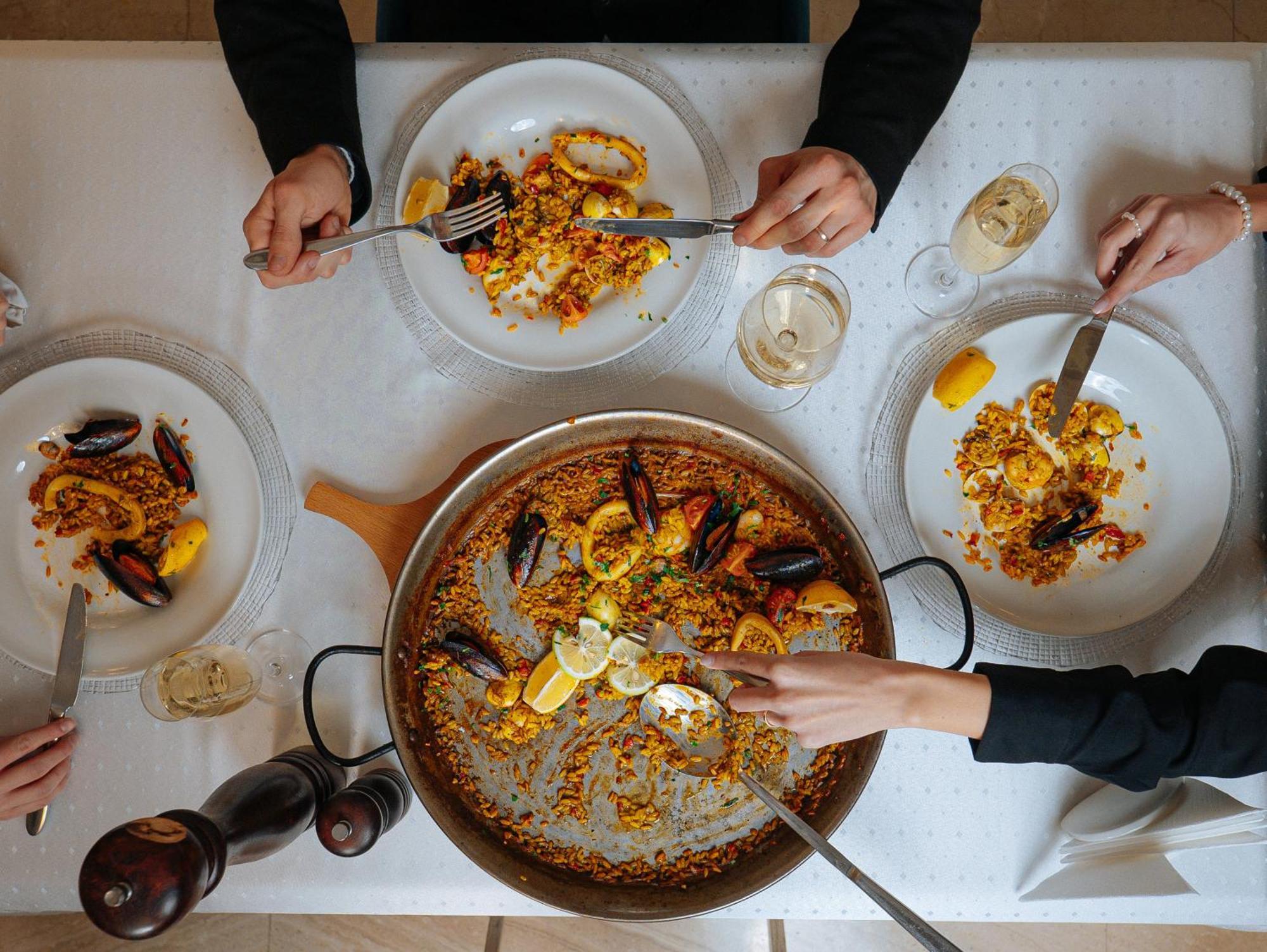 Grant Boutique Hotel Arad Exterior foto Paella being served