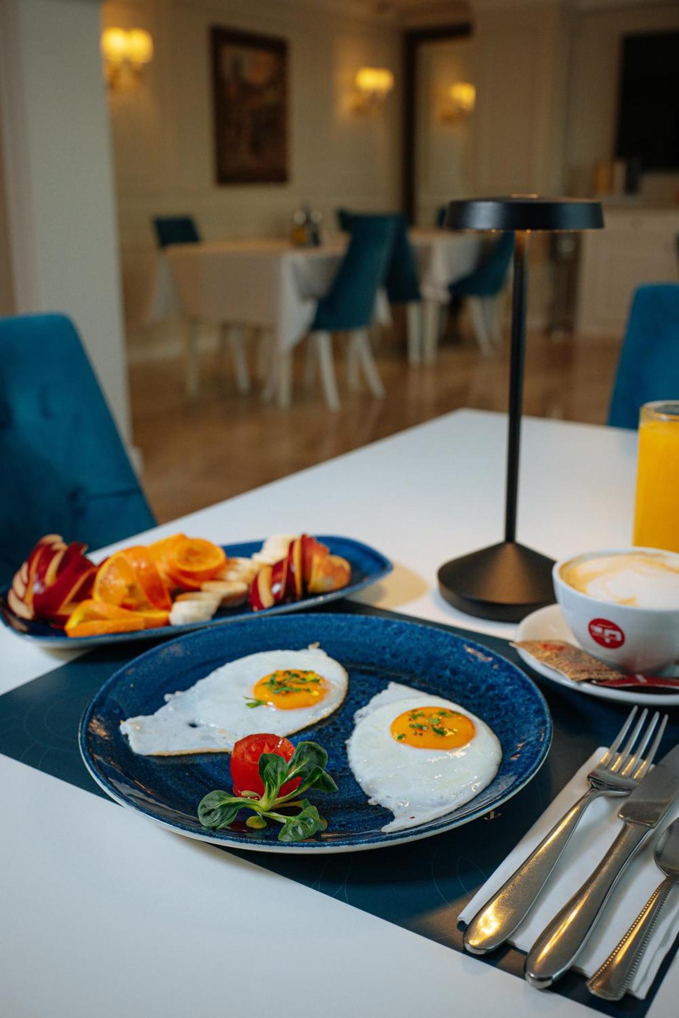 Grant Boutique Hotel Arad Exterior foto Breakfast at the hotel