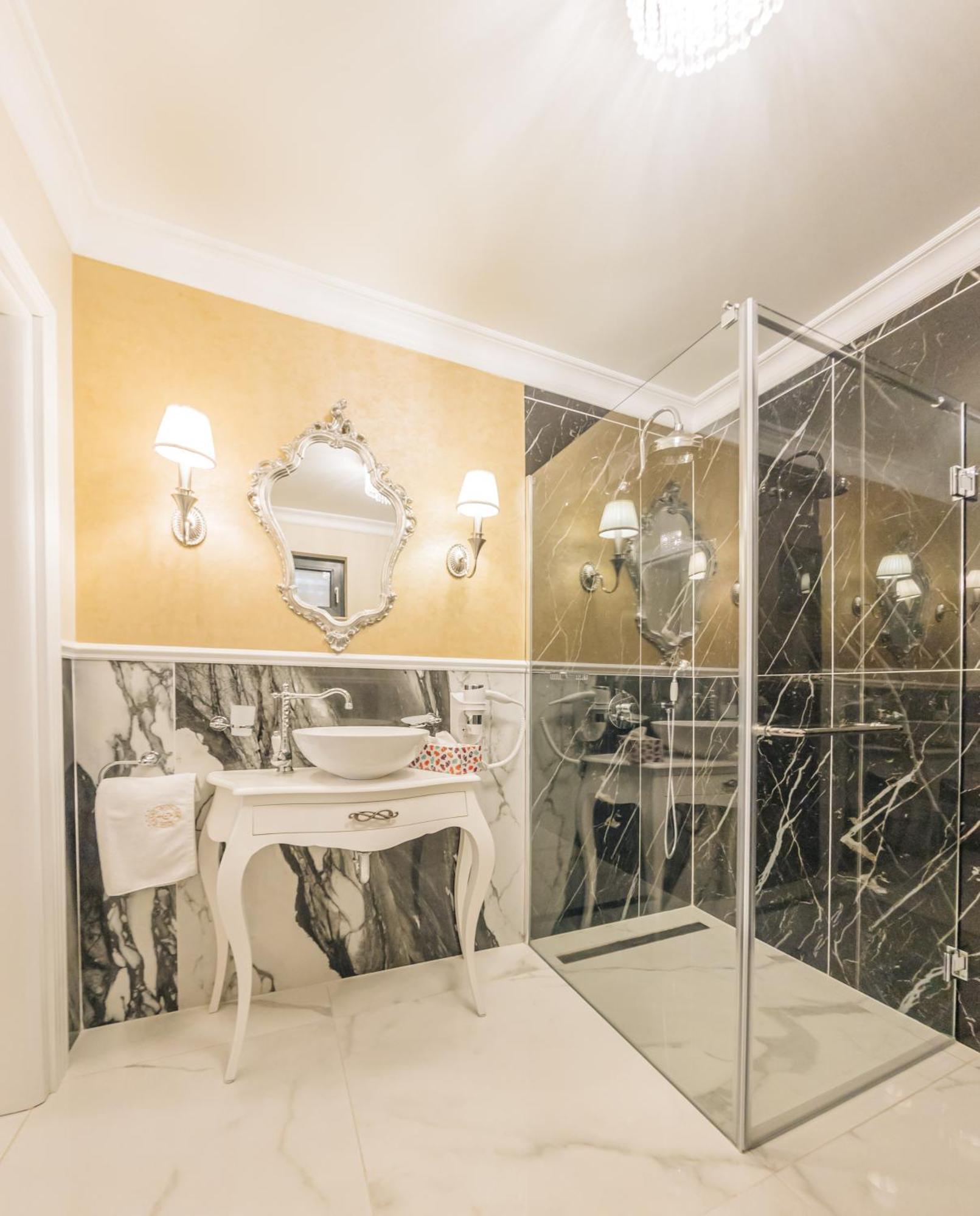 Grant Boutique Hotel Arad Exterior foto Bathroom