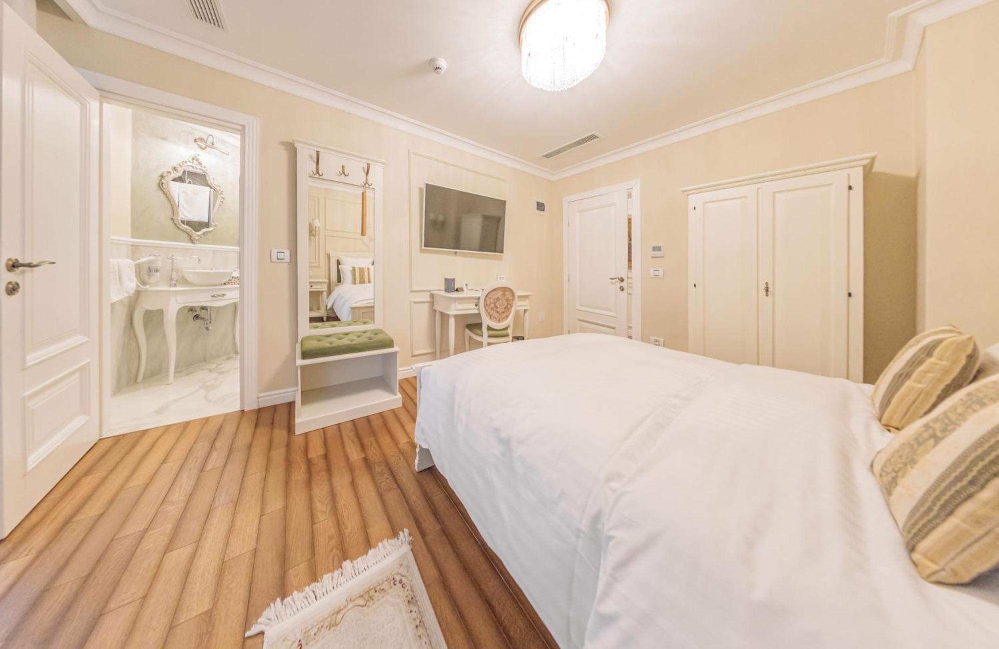 Grant Boutique Hotel Arad Exterior foto A bedroom at the hotel