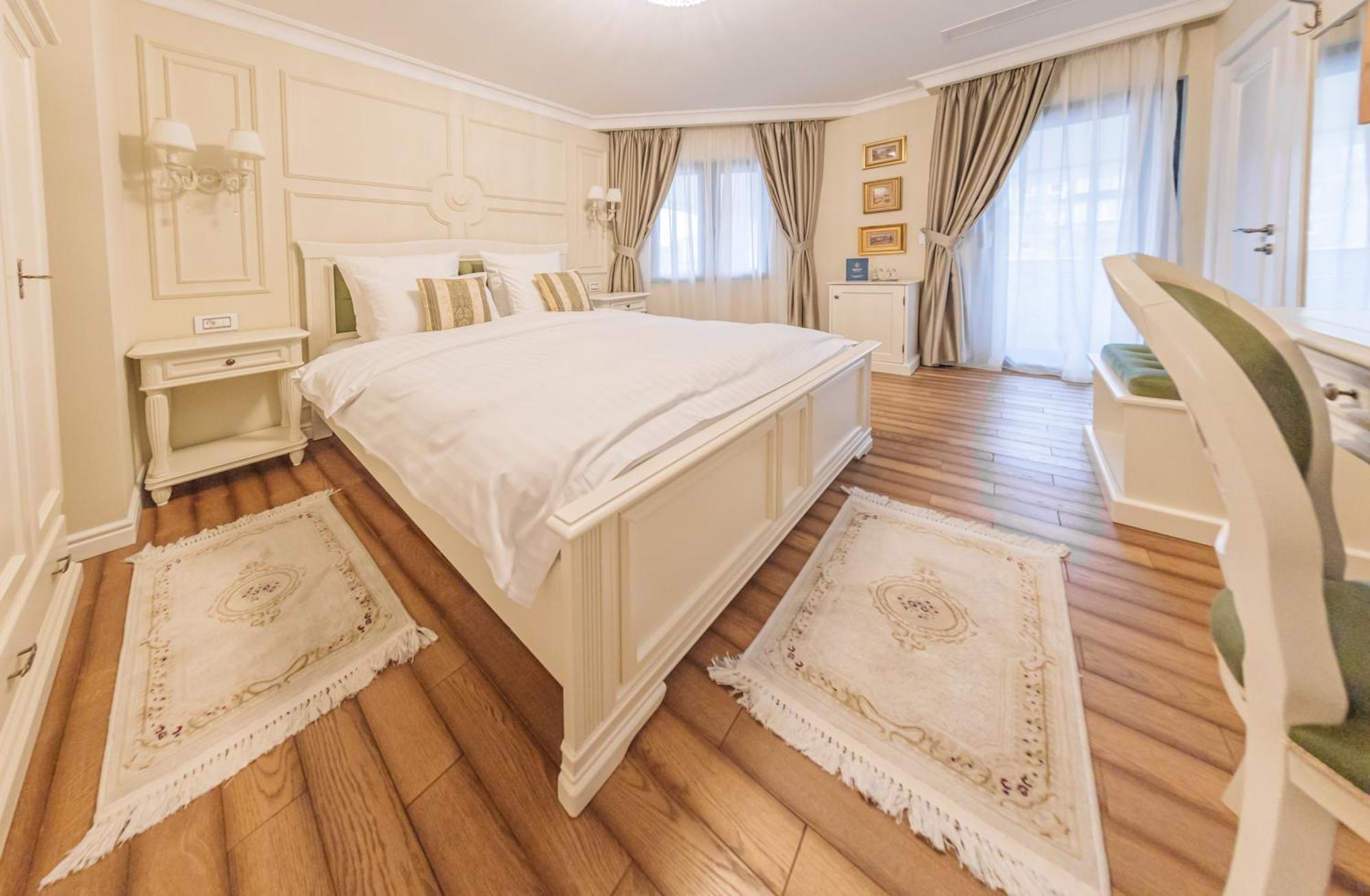 Grant Boutique Hotel Arad Exterior foto A bedroom in the hotel