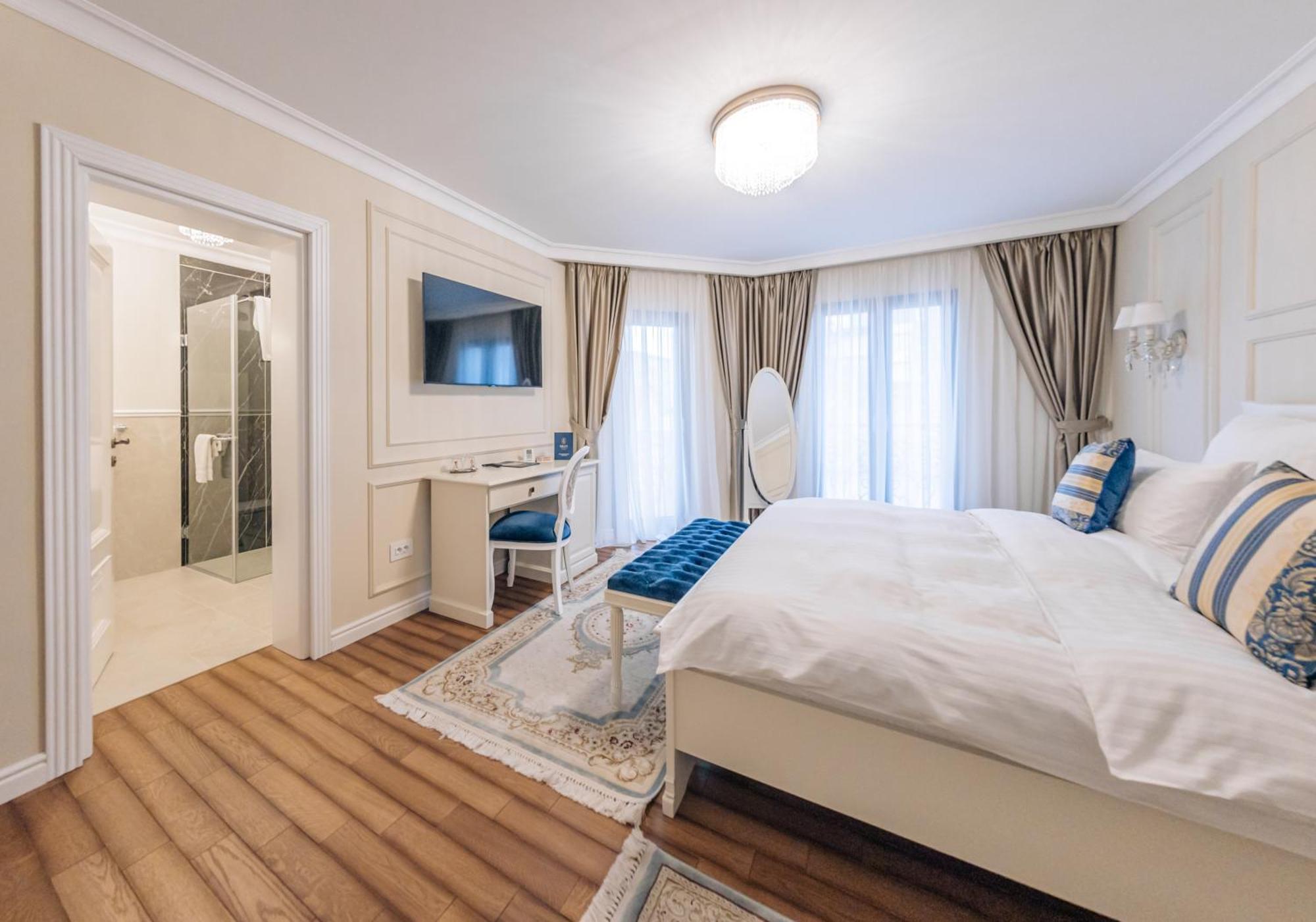 Grant Boutique Hotel Arad Exterior foto A bedroom in the hotel