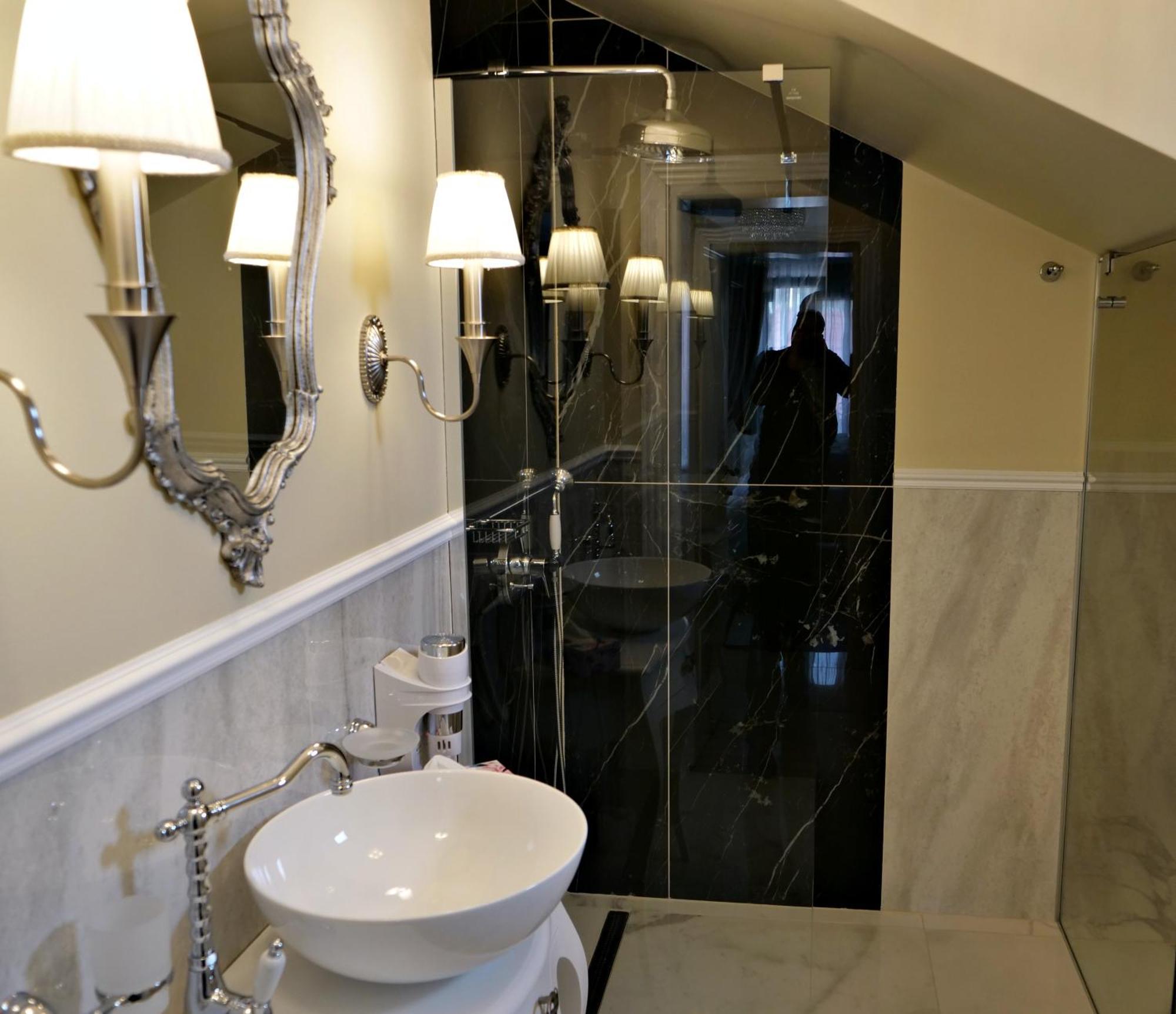 Grant Boutique Hotel Arad Exterior foto A shower enclosure