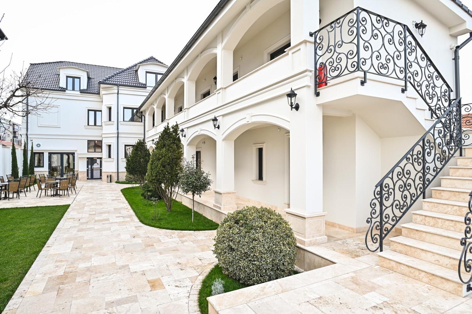 Grant Boutique Hotel Arad Exterior foto The home of the Serbian President