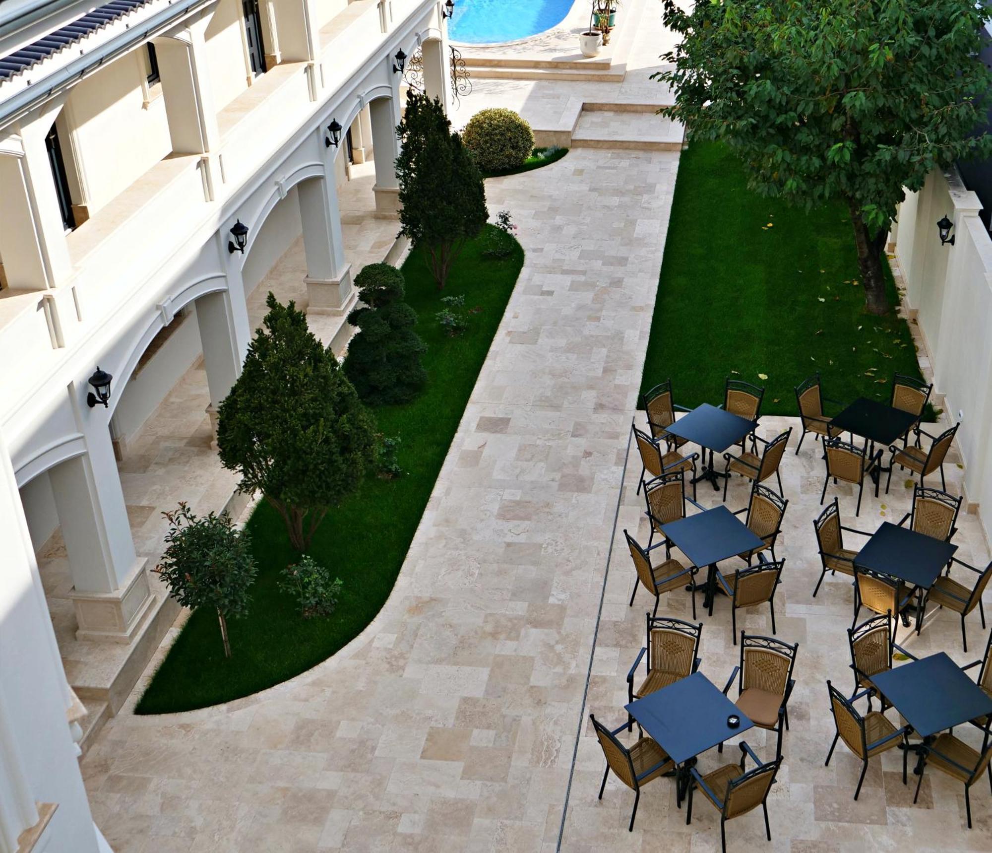 Grant Boutique Hotel Arad Exterior foto The courtyard of the hotel