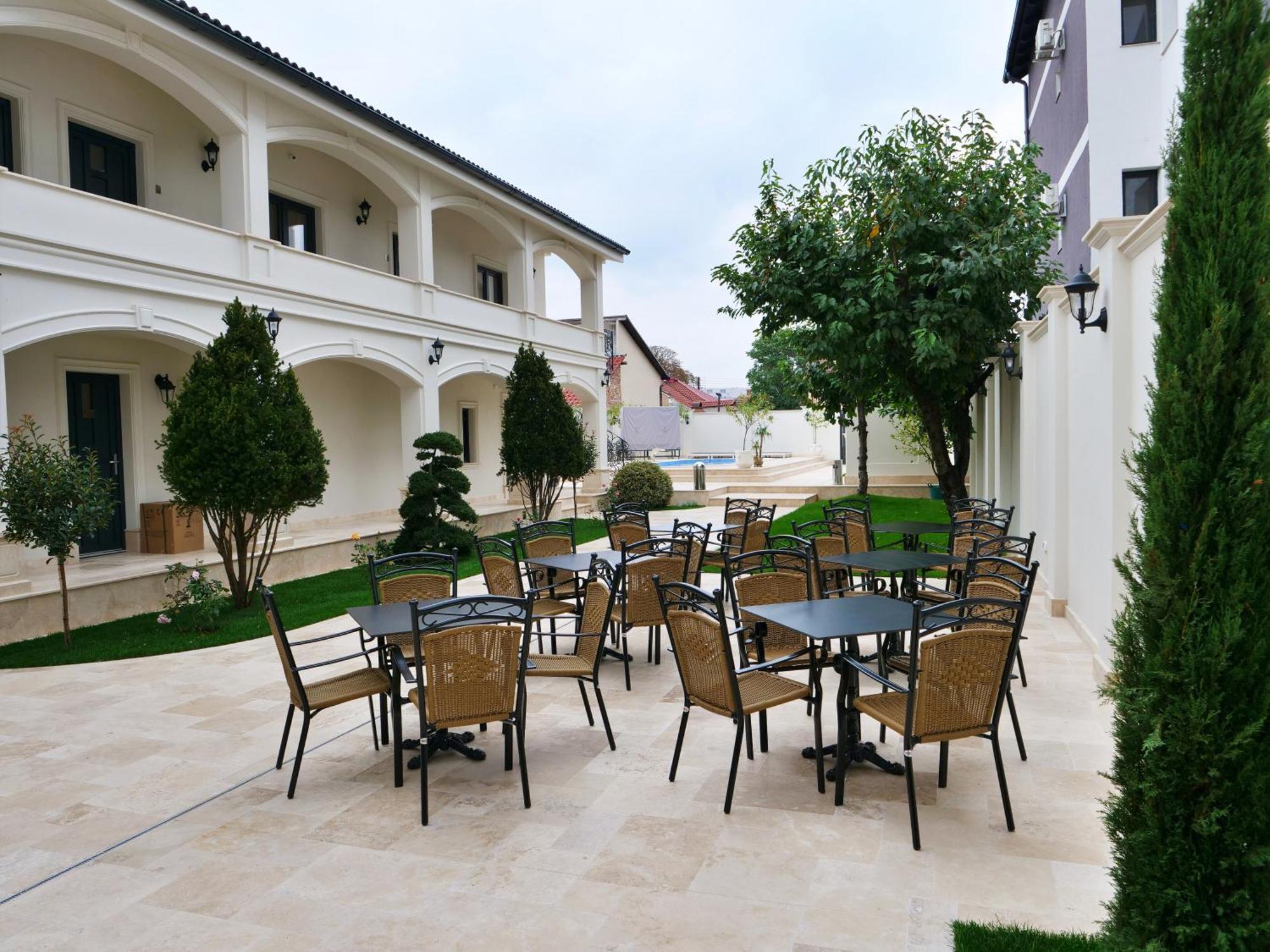 Grant Boutique Hotel Arad Exterior foto The courtyard of the hotel